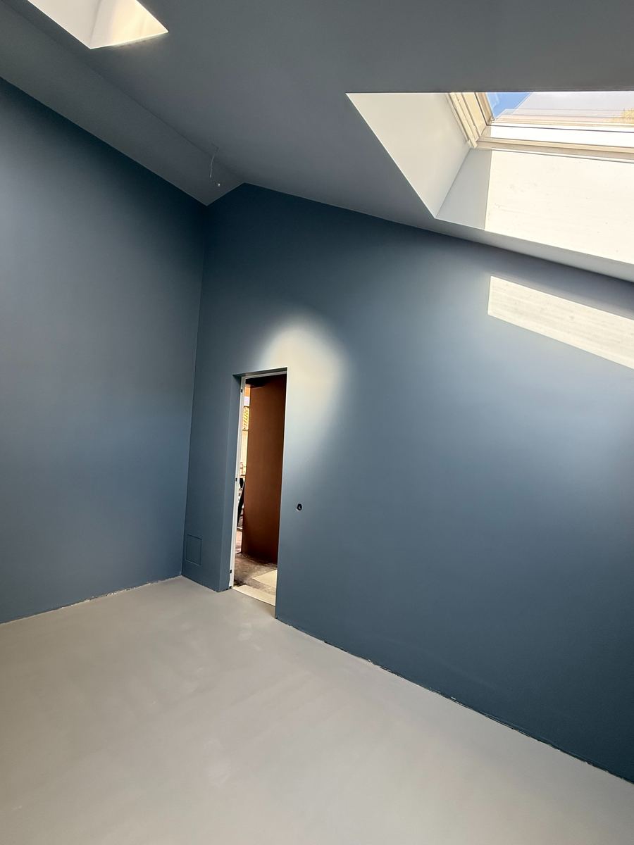 Geschilderde wanden en plafond bij een dakraam